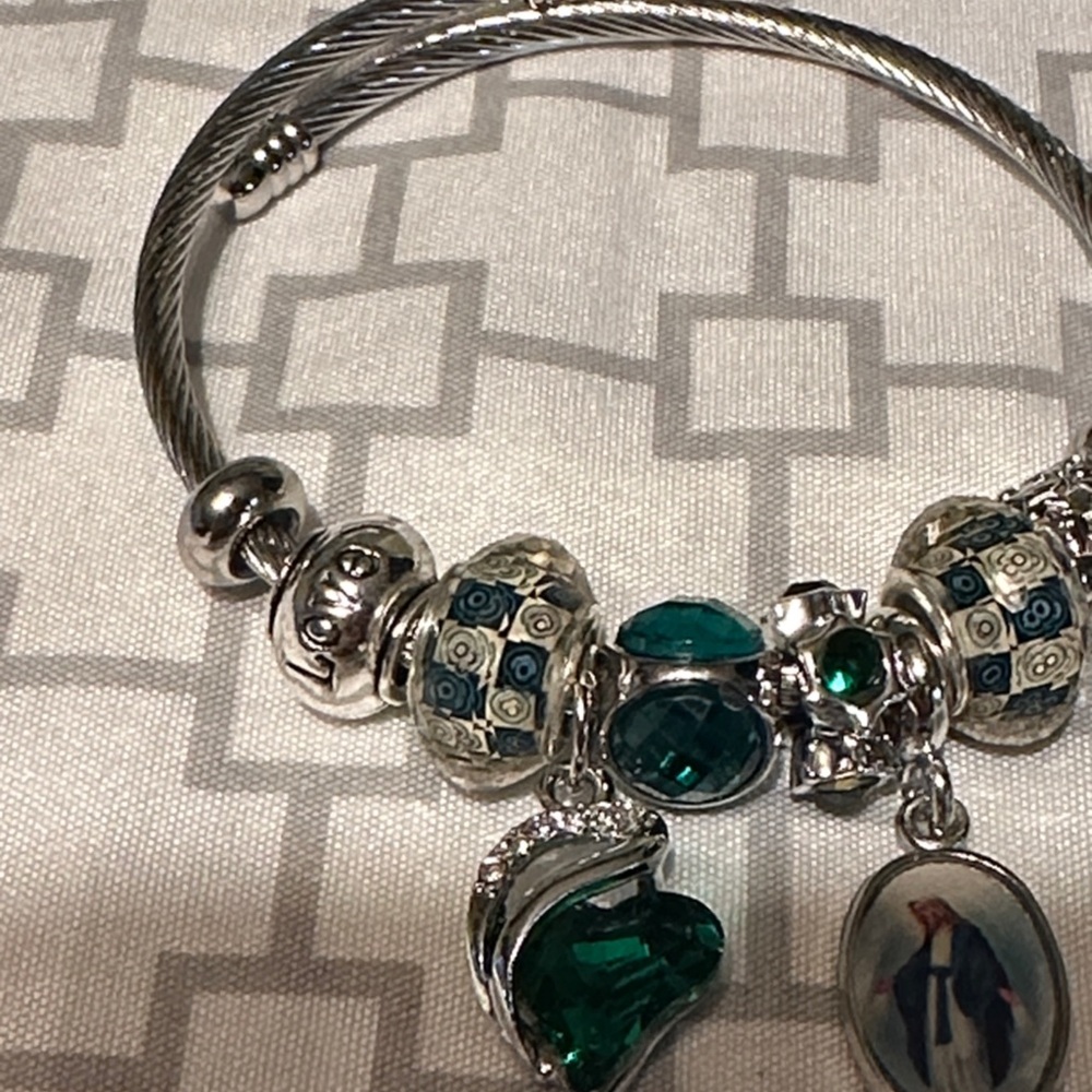 Chic Silver and Green Charm Bracelet - Picture 3 of 7